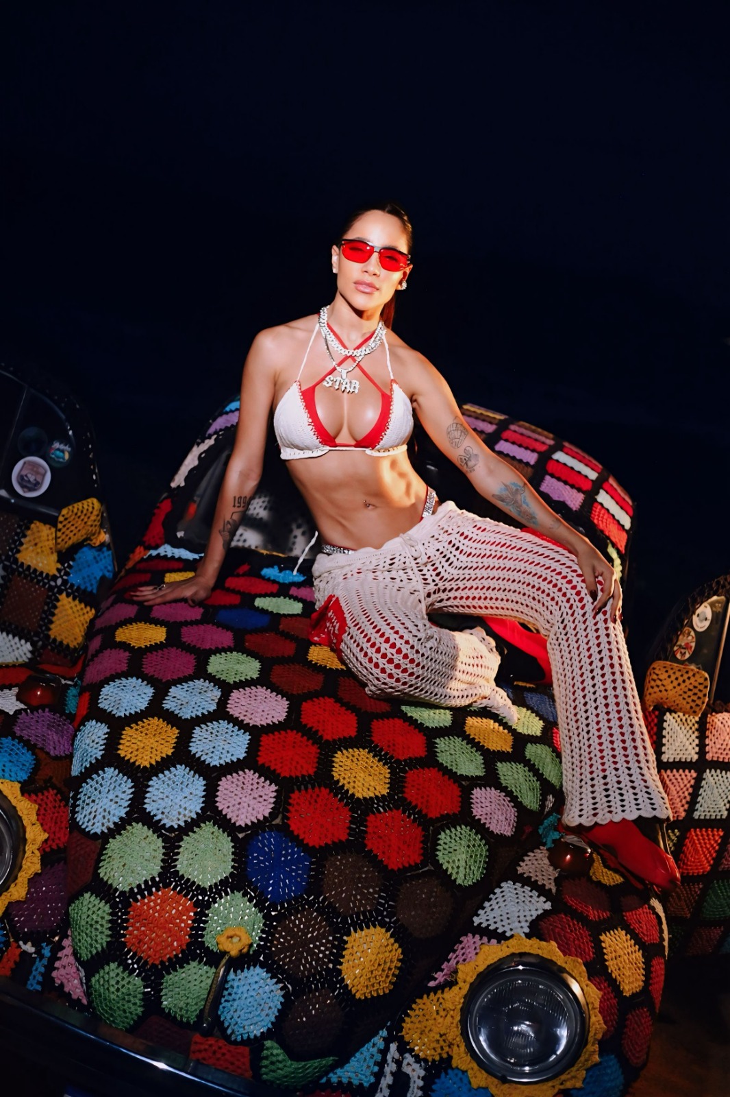 WhatsApp-Image-2025-10-14-at-11.29.44-2 Michele Andrade leva o crochê às passarelas do dia a dia, transformando tendência em ação social em seu novo clipe