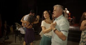 a3b13901-97a7-47bd-9123-e6090e55a558-300x158 "Estranhos na Noite" celebra São Paulo, seus encontros e recomeços em um retrato humano e cultural da cidade