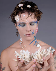 IMG_4596-1-240x300 Make inspirada no signo de Peixes transforma o modelo Pablo Furlan em obra artística