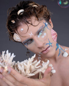 IMG_4605-1-240x300 Make inspirada no signo de Peixes transforma o modelo Pablo Furlan em obra artística