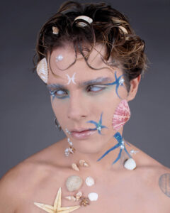 IMG_4626-1-240x300 Make inspirada no signo de Peixes transforma o modelo Pablo Furlan em obra artística