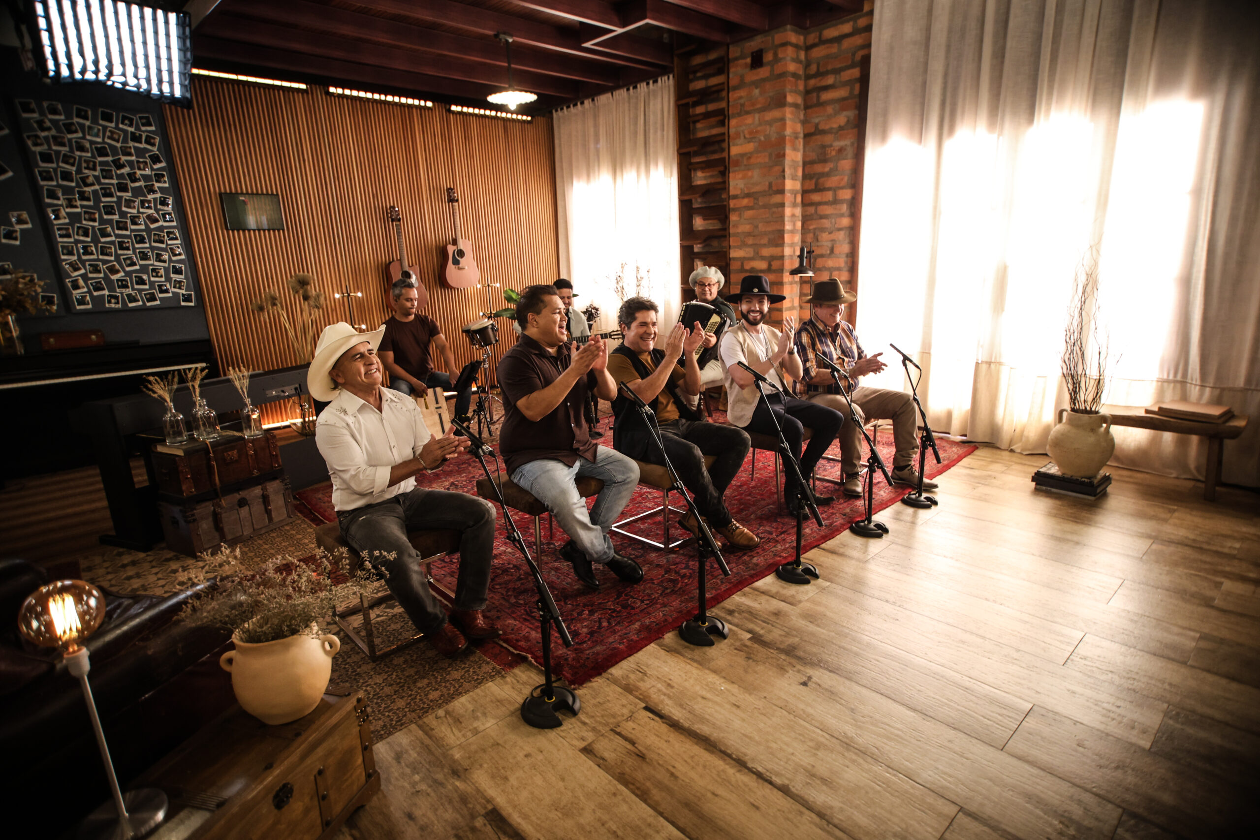 IMG_7422-scaled Dupla Tiãozinho & Alessandro retorna aos palcos com Daniel no "Viver Sertanejo"