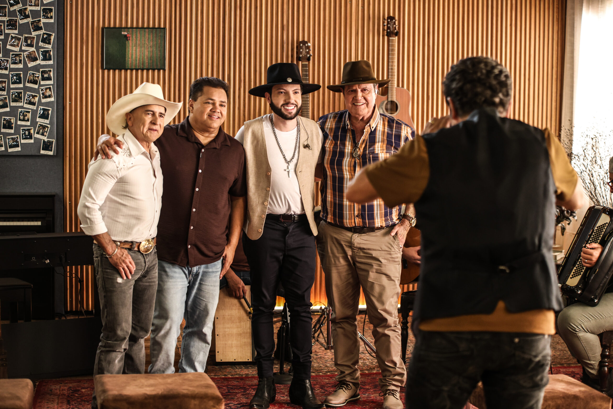 IMG_7423-scaled Dupla Tiãozinho & Alessandro retorna aos palcos com Daniel no "Viver Sertanejo"