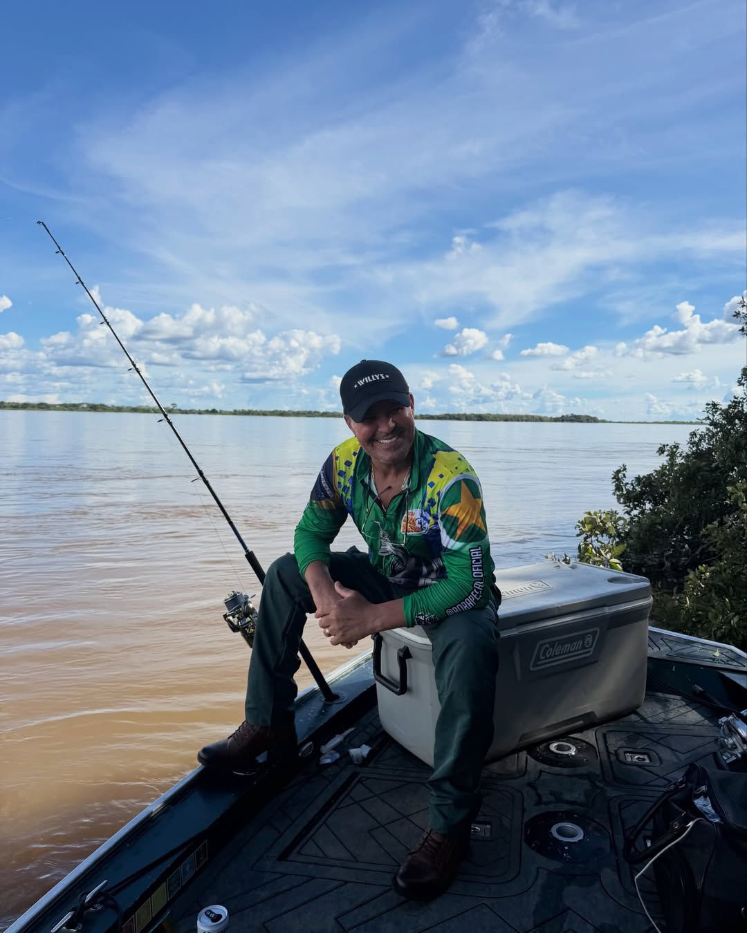 WhatsApp-Image-2026-03-12-at-15.47.18 Eduardo Costa surpreende ao pescar arraia de 65 kg durante lazer no Rio Araguaia