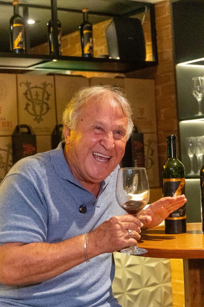 WhatsApp-Image-2026-04-07-at-12.03.08-2 Zico transforma legado do futebol em coleção de vinhos premium